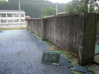 安中市立臼井小学校のプール改修のコンクリートブロック