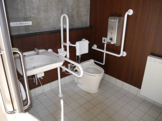 メガネ橋新築便所工事の多目的トイレ